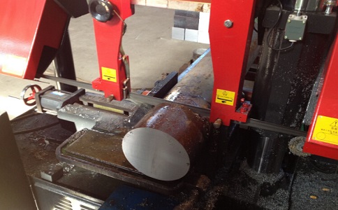 江岸卧式带锯床加工时出现明显振荡如何排查？